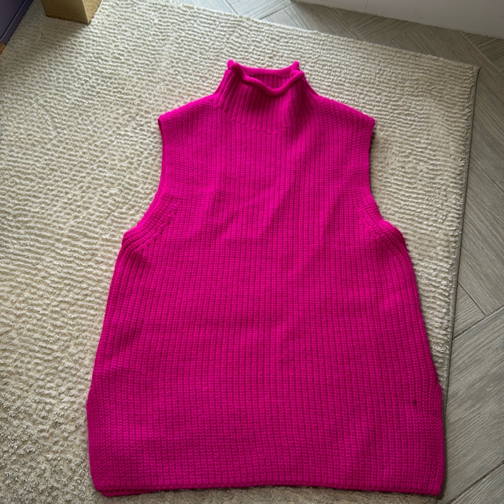 Magentic link turtle neck sweater size small